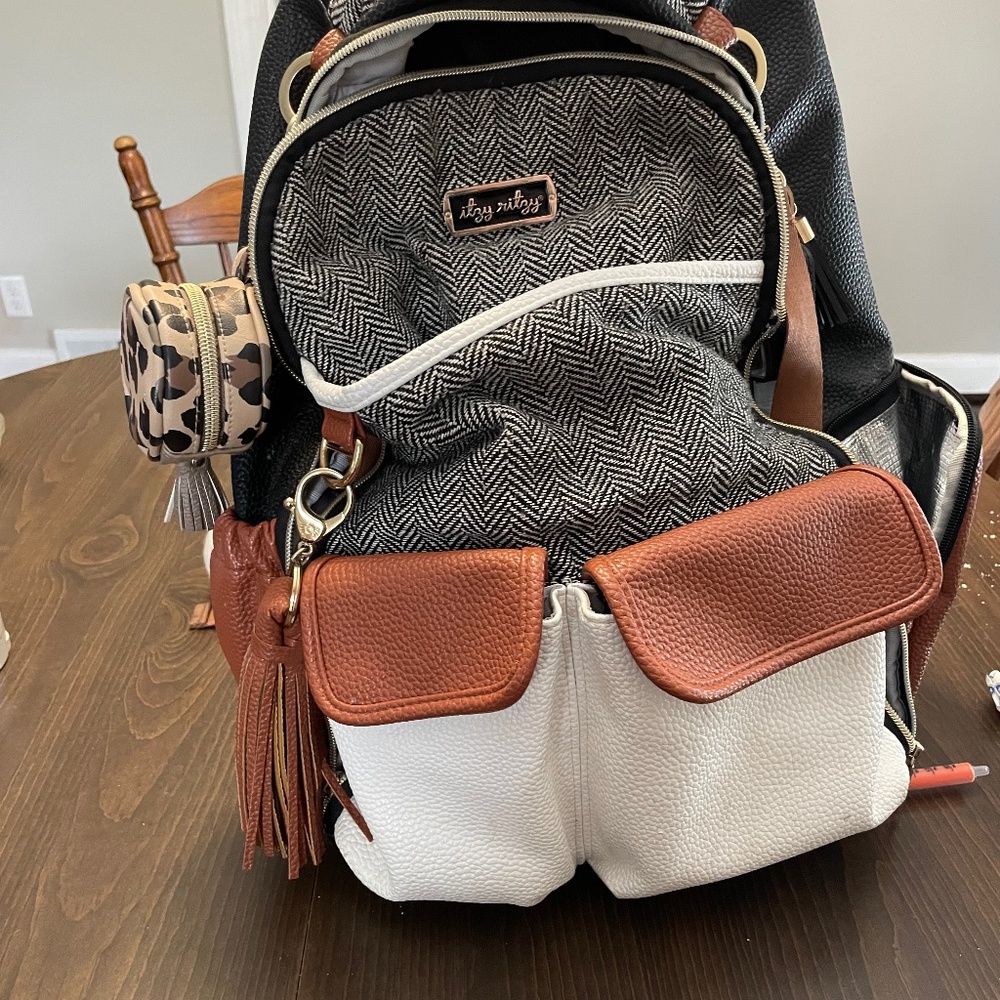 ITZY RITZY BossBag + paci holder